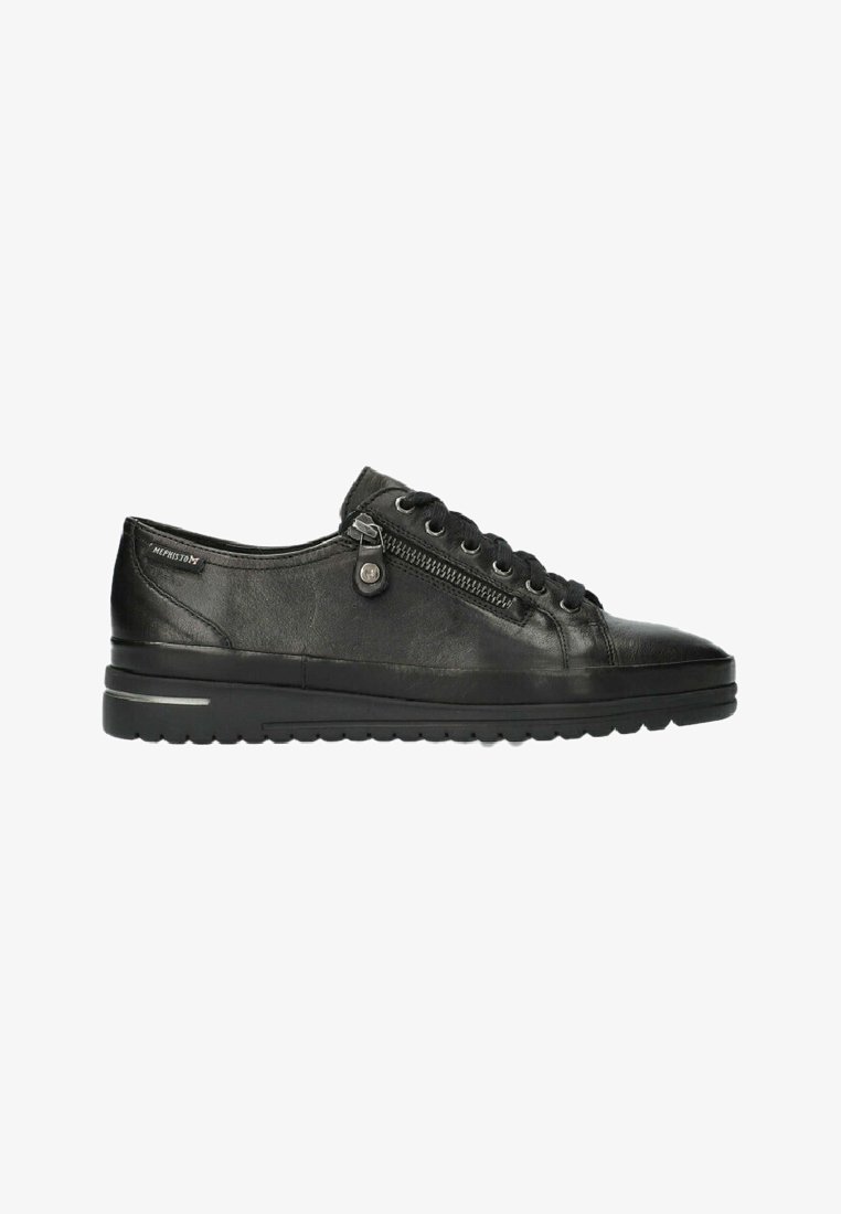 Basket en cuir noire avec un profil bas, bout rond, design à lacets, détail de zip sur le côté et finition texturée. Semelle en caoutchouc avec un léger talon.