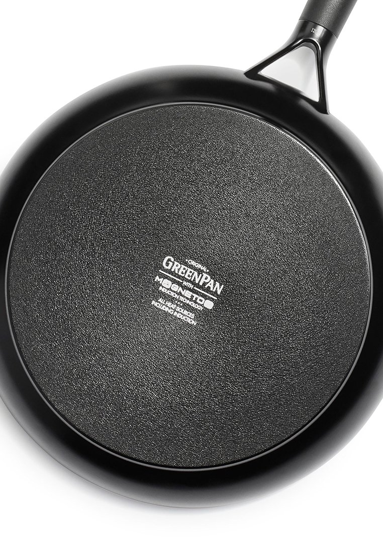 Antihaft-Pfanne von GreenPan mit Magneto-Induktionstechnologie und strukturiertem schwarzen Kochfeld.