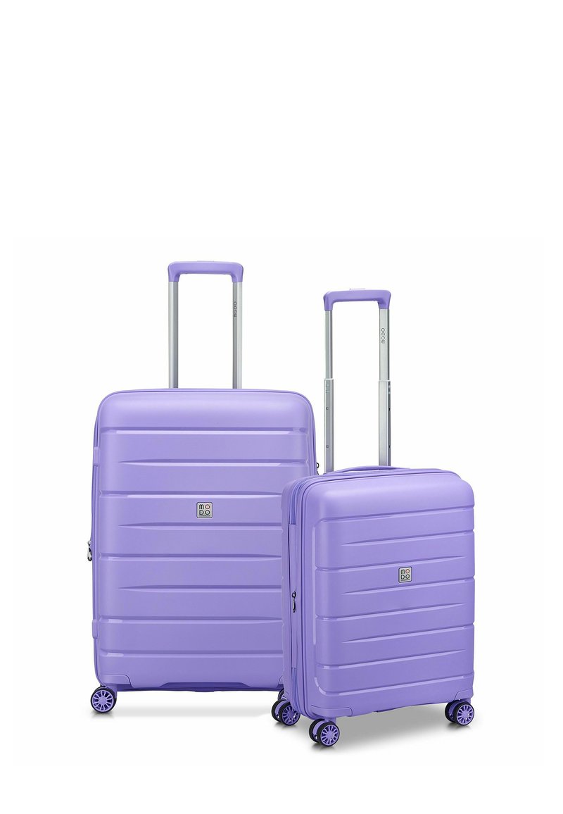 Twee paarse harde koffer, een grotere en een kleinere, met horizontale ribbels, zilveren handvatten en vier wielen voor mobiliteit.