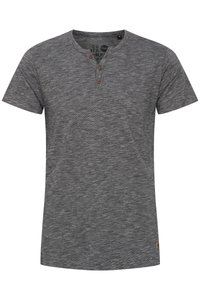 Grå kortærmet T-shirt med rund hals og tre knapper, der har et let struktureret stof og et lille logomærke på siden.