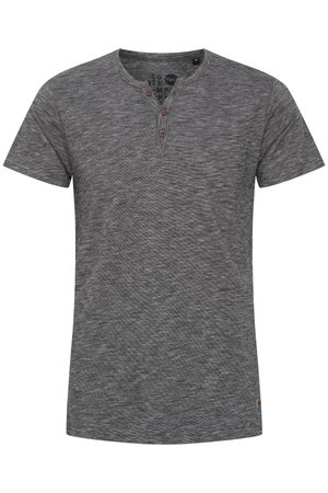 Siva kratka majica s kratkimi rokavi in okroglo ovratnikom, ki ima tri gumbe na sprednji strani, izdelana iz rahlo teksturiranega blaga in z majhno oznako logotipa na strani.