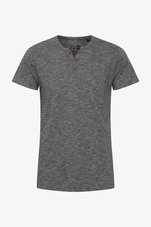 Siva kratka majica s kratkimi rokavi in okroglo ovratnikom, ki ima tri gumbe na sprednji strani, izdelana iz rahlo teksturiranega blaga in z majhno oznako logotipa na strani.