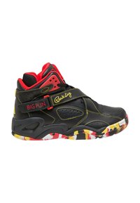 Zapatillas altas de cuero negro con acentos rojos, costuras amarillas y una correa ajustable que presenta el texto "BIG PUN". Suela colorida y estampada.