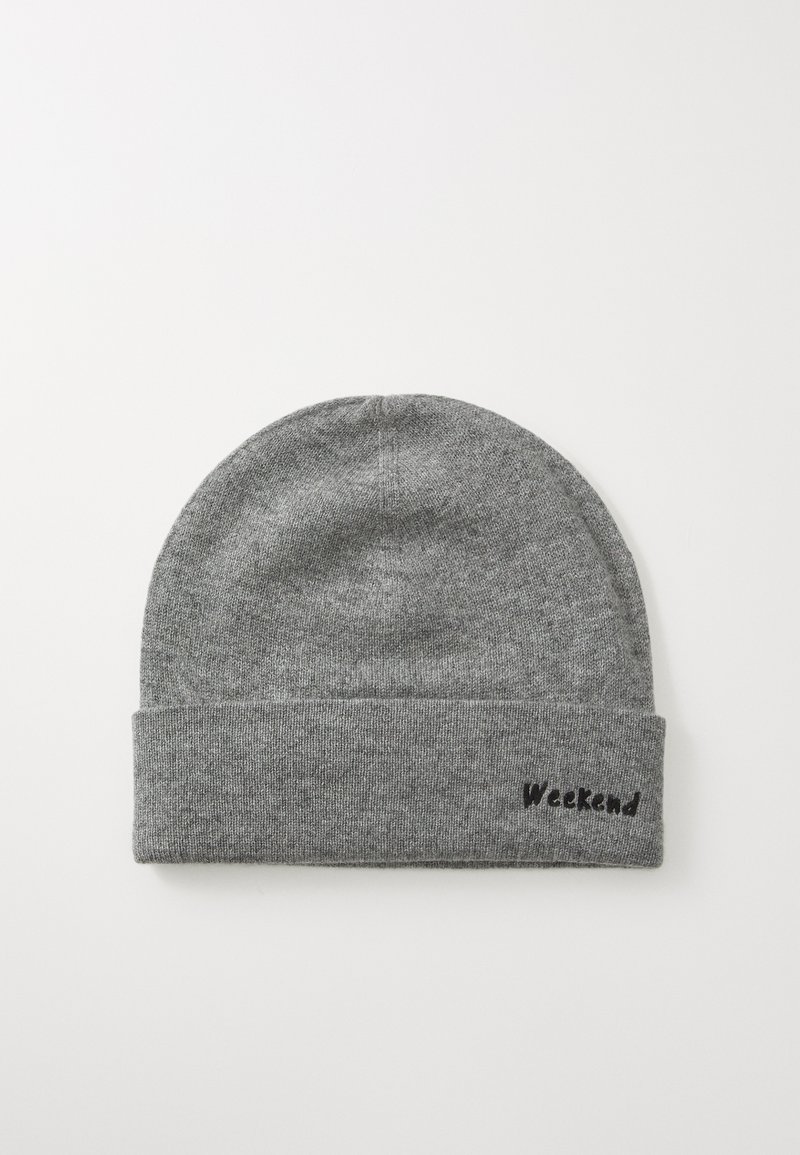 Grå strikket lue med oppbrettet mansjett som har svart brodert tekst som sier "Weekend." Myk tekstur med en glatt overflate.