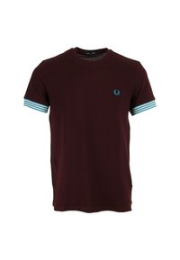 T-shirt bordeaux en coton, avec des manches courtes ornées de accents rayés bleu clair et un petit logo brodé sur la poitrine.