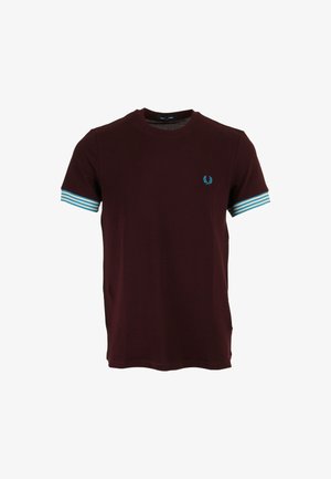 T-shirt color bordeaux in cotone, con maniche corte e accenti a righe azzurro chiaro, e un piccolo logo ricamato sul petto.