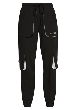 Schwarze Cargo-Hosen mit elastischem Bund, mehreren Taschen mit reflektierenden Akzenten und einem schmal zulaufenden Bein Design, gefertigt aus strapazierfähigem Material.