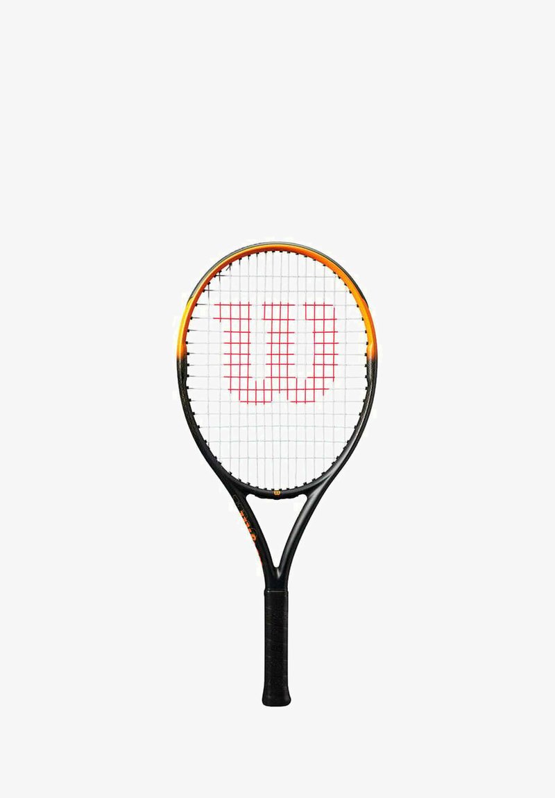 Raqueta de tenis Wilson con un marco negro, acentos naranjas y un encordado blanco que presenta un destacado logo rojo "W".