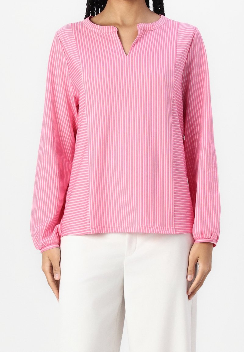 Vaaleanpunainen raidallinen pitkähihaisuus paita, jolla on rento istuvuus. Siinä on pieni V-pääntie ja kootut hihansuut, valmistettu kevyestä kankaasta.
