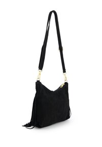 Sort ruskind skuldertaske med lynlås og beslag i guldfarve, med minimalistisk design, flad form og frynser på den ene side.