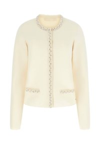 Cremefarbener Cardigan aus strukturiertem Stoff mit rundem Ausschnitt, Schmuckverzierungen entlang der Vorderseite und an den Taschen sowie figurbetonter Silhouette.