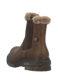 Brązowy skórzany botek do kostki z mankietem z sztucznego futra, siateczkowymi panelami po bokach i teksturowaną gumową podeszwą. Zawiera ozdobny metalowy element.