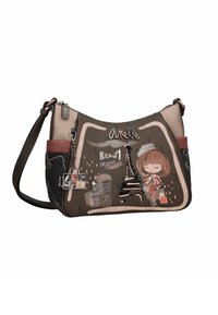 Bolso de mano sintético marrón con acentos en rosa, que presenta una ilustración de una chica, la Torre Eiffel y charms decorativos. Correa de hombro ajustable.