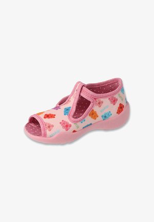 Różowe dziecięce buty z odkrytymi palcami i paskiem, wykonane z miękkiej tkaniny z kolorowymi wzorami gumowych misiów oraz teksturowaną gumową podeszwą.