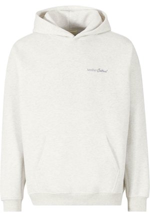 Lys grå hettegenser laget av bomull, med en frontlomme, ribbestrikkede Mansjetter og en liten brodert logo på brystet.
