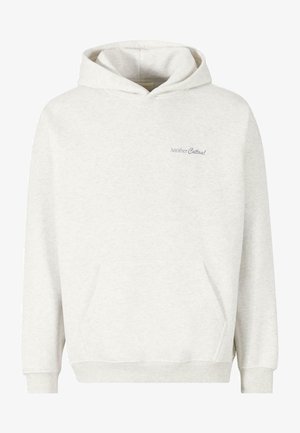 Svetlo siva kapuča izdelana iz bombaža, z sprednjim žepom, rebrastimi manšetami in majhnim vezenim logotipom na prsih.