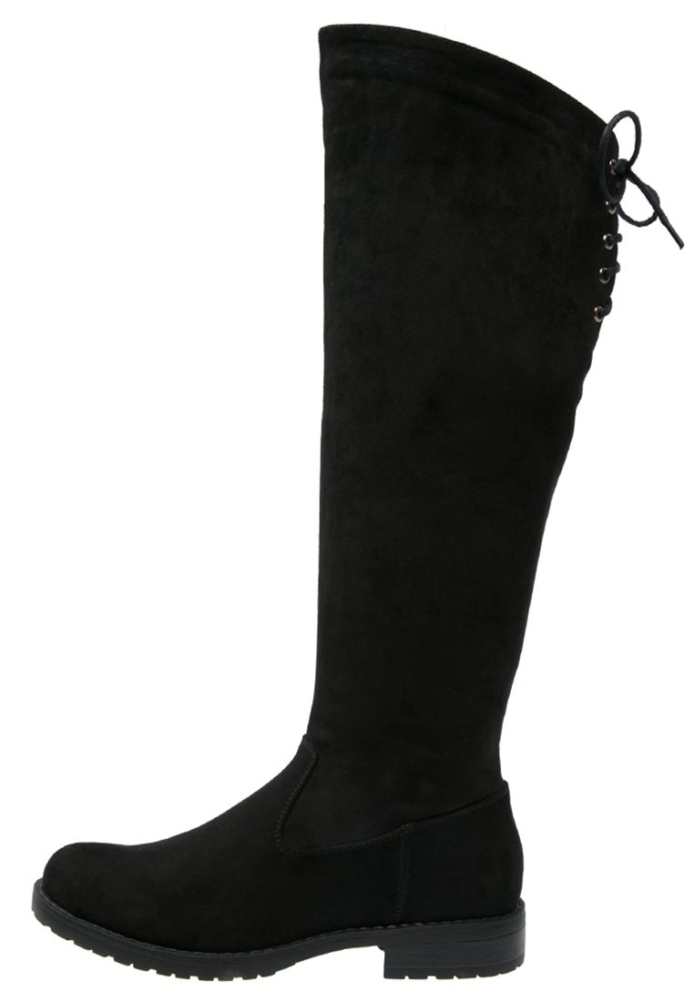 Bottes en daim noir au-dessus du genou avec un bout arrondi, un talon plat, et un design lacé sur le côté avec des boutons décoratifs à l'arrière.