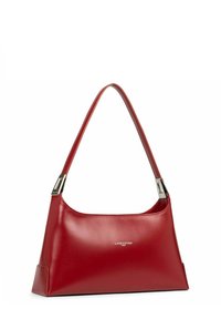 Borsa a tracolla in pelle rossa con parte superiore curva e base angolare, dotata di una elegante tracolla e dettagli in hardware argentato. Logo del marchio in corsivo esposto.