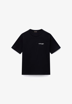 T-shirt noir à manches courtes avec col rond et petit logo blanc "NAPApijri" sur la poitrine gauche, sur fond blanc.