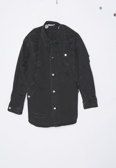 Cămașă din denim negru, cu front butonat, pete de uzură, un buzunar pe piept și mâneci lungi cu textură estompată.
