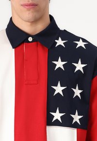 Tommy Hilfiger AMERICANA FLAG RUGBY UNISEX - Sudadera - desert sky