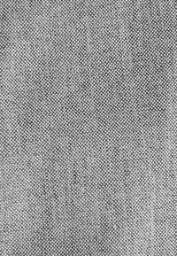 Tessuto intrecciato grigio con una superficie fine e testurizzata. Il materiale presenta un motivo uniforme di piccole trame fitte.