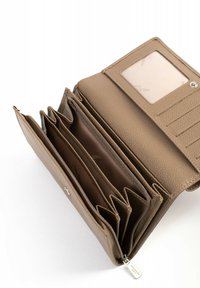 Portafoglio in pelle marrone con una finitura testurizzata. Dotato di molteplici scomparti per carte, tasca con zip e finestra trasparente per l'ID.