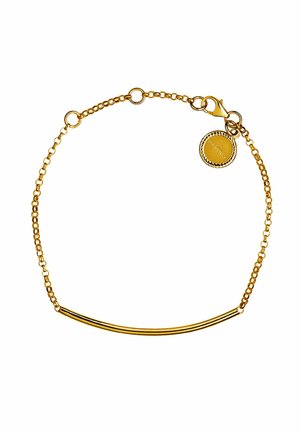 Pulsera de oro con un diseño de barra curvada y una estructura de eslabones de cadena. Presenta un cierre de langosta y una etiqueta redonda con letras en relieve.