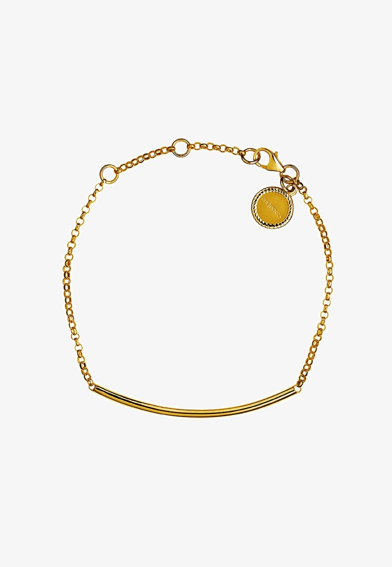Pulsera de oro con un diseño de barra curvada y una estructura de eslabones de cadena. Presenta un cierre de langosta y una etiqueta redonda con letras en relieve.