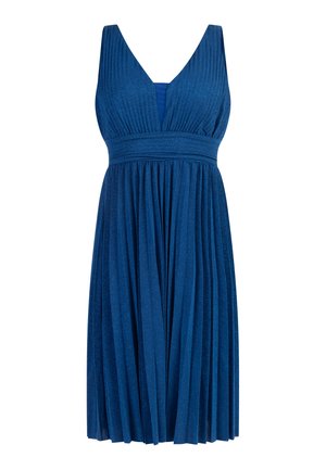 Abito blu plissettato con scollatura a V, realizzato in tessuto texturizzato. Presenta un corpetto aderente e una gonna svasata con pieghe verticali.