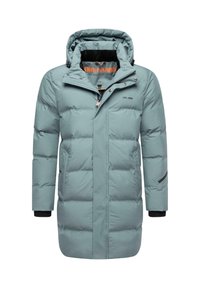 Šviesiai mėlyna pūkinė žieminė striukė su kapuce, priekinė užtrauktuko uždarymo sistema, spaudės mygtukai ir juodi vidiniai rankogaliai, skirta šaltam orui.