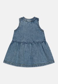 Denimkjole med ermeløst design, rund hals og en samlet skjørt. Den har synlige sømmer og en lys blå farge.