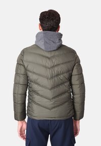 Giubbotto imbottito verde oliva con cuciture a chevron e cappuccio grigio. Materiale trapuntato e strutturato con polsini elastici.