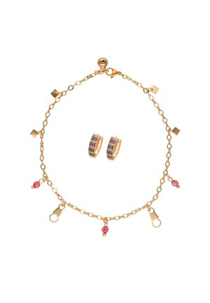 Złota bransoletka łańcuszkowa z czerwonymi koralikami i małymi złotymi zawieszkami, w komplecie ze złotymi kolczykami kołami z wielokolorowymi kamieniami.
