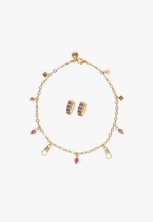 Złota bransoletka łańcuszkowa z czerwonymi koralikami i małymi złotymi zawieszkami, w komplecie ze złotymi kolczykami kołami z wielokolorowymi kamieniami.