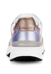 Sneaker med en mesh-overdel der har metalliske accenter i bronze, sølv og pastelpink, der kontrasterer med en hvid sål og struktureret sort ydersål.