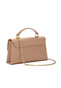 Borsa in pelle beige con manico superiore e tracolla in catena dorata rimovibile, esposta su uno sfondo bianco.