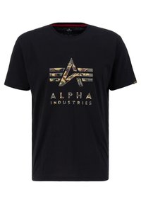 Juoda medvilninė T-palaidinė, kurią puošia kamufliažo grafika su raidėmis "A" ir "I", taip pat užrašas "ALPHA INDUSTRIES" kontrastinga spalva.