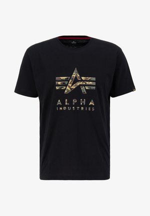 Fekete pamut póló, amelyen álcázó grafikával szerepel az "A" és "I" betűk, valamint a "ALPHA INDUSTRIES" felirat egy kontrasztos színben.
