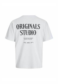 Camiseta de algodón blanca con texto negro en negrita: "ORIGINALS STUDIO" en el centro, con texto adicional debajo y el año "1990". Mangas cortas.