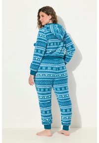 Mono turquesa hecho de suave forro polar con capucha, que presenta un diseño estampado en blanco, incluyendo formas geométricas y copos de nieve.