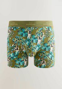 Olive zelene bokserice s tropskimi modrimi in teal listi ter risanimi lemuri, olivni pas z besedilom "NEXT SIGNATURE".