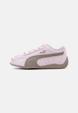 Ανοιχτό μωβ σουέντ αθλητικό παπούτσι Puma με γκρι λογότυπο Puma, γκρι λαστιχένια σόλα και σχέδιο με κορδόνια, σε λευκό φόντο, πλάγια όψη.