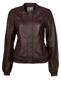 Hnědá kožená bunda s kulatým límcem, dlouhými rukávy a elastick�ými manžetami. Má boční kapsy a jemné šicí detaily.