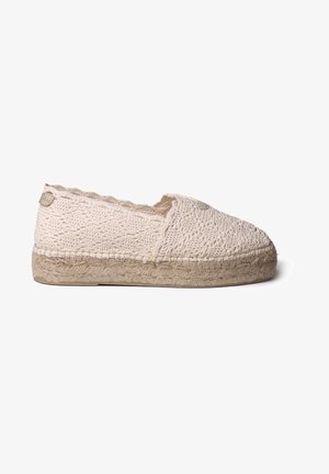 Chaussure espadrille beige texturée avec une tige en crochet, semelle en jute tressé et un détail de logo discret sur le côté. Design à découpe basse avec bords doux.