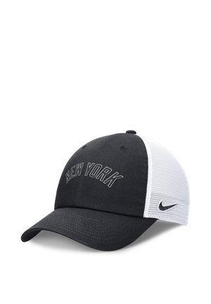 Cappellino da baseball Nike bianco e nero con "NEW YORK" ricamato sulla parte frontale e logo Nike sui pannelli posteriori in rete bianca.