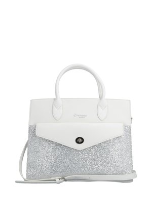 Sac à main blanc avec une poche avant argentée scintillante, deux poignées et une bandoulière détachable, doté d'une fermeture à verrou tournant sur la poche.