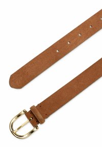 Barna velúr öv arany fém csattal és több kerek állítható lyukkal fehér háttér előtt.