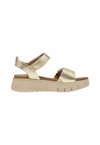 Gouden leren wedge sandalen met brede banden, gepolsterde binnenzool en een textuur oppervlak. Voorzien van een lichte, geribbelde zool voor grip.