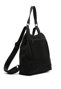 Mochila de nylon negra con correas ajustables, textura suave, dos bolsillos con cremallera y forma redondeada. Diseño minimalista sin patrones ni acentos.